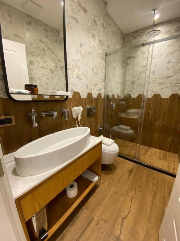 Crown Boutique Hotel Дуррес Екстер'єр фото