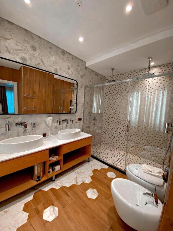 Crown Boutique Hotel Дуррес Екстер'єр фото